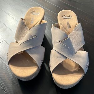 Clarks taupe slide sandals 8M New without tags - soft cushion insole / cork sole